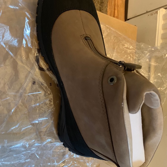 NEW IN BOX Ugg Sequoia Boots/Shoes Taupe Size 7 - Picture 7 of 8